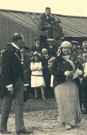 Koningin Wilhelmina en burgemeester Ariëns van de gemeente Gieten, 1924
