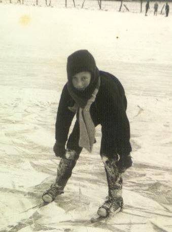 Henk A. op de schaats.